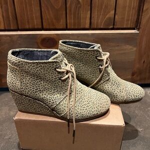 Women’s Tom’s leopard print wedge bootie 7.5